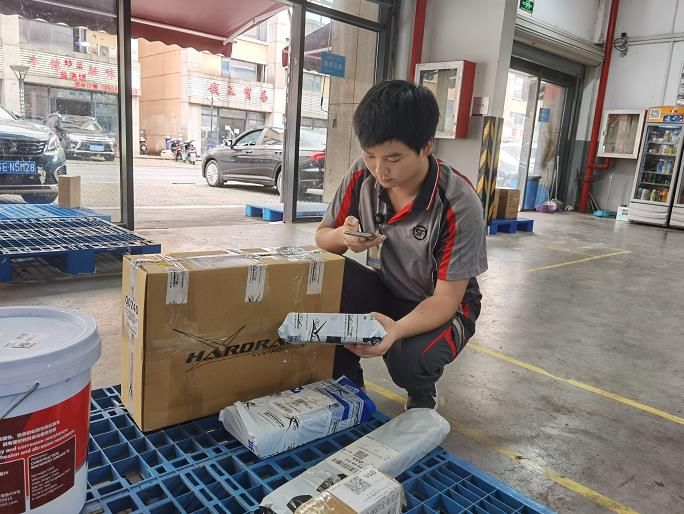 青年在一线快递员常英旭以优质服务揽收双倍信任